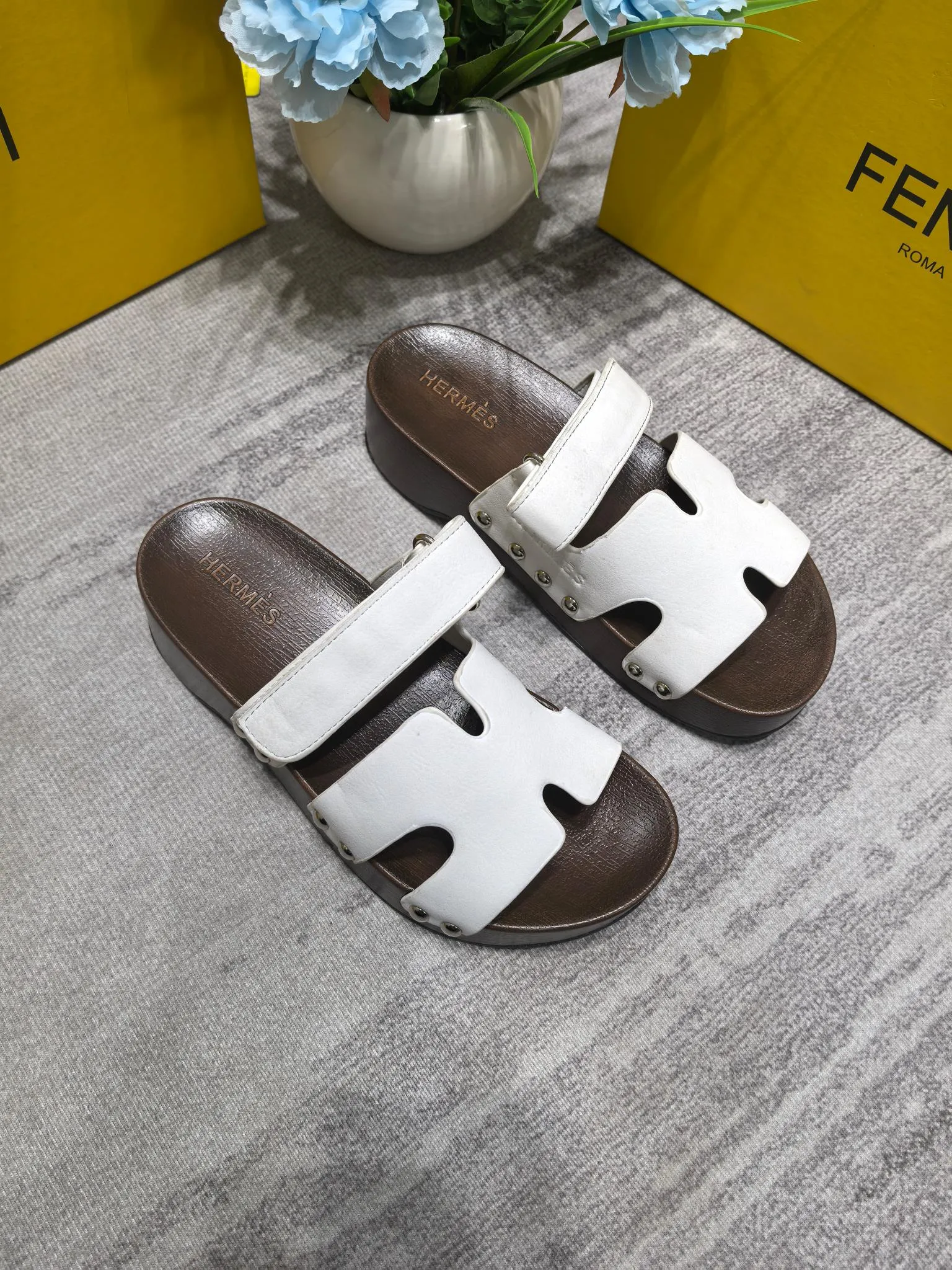 👟👟Ex-factory price 480👟👟Hermes second uncle clog slippers, original development + British retro design, classic and durable! The ultimate 1:1 body shape, imported high-end fabrics showing exquisite texture! Customized A-grade wood sole with mold opening and luxurious packaging! - Unique quality, 35-40 41 42 customized, non-refundable and non-exchangeable